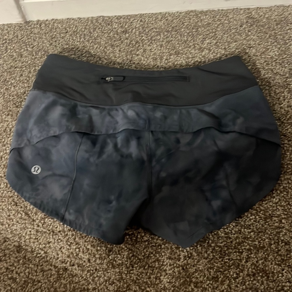 Lululemon 2.5 inch blue/grey tie die shorts size 2